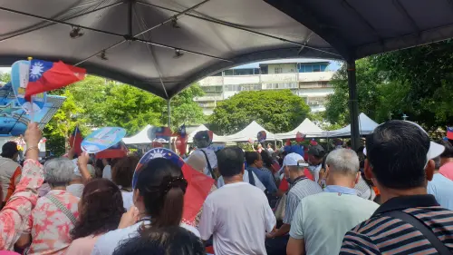 ▲藍營粉絲聚集力挺羅明才。（圖／何哲欣攝，2025.08.02）