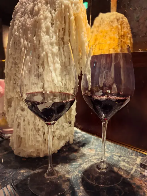 ▲林心如曬出的酒杯中，有著她與丈夫緊緊依偎老公的倒影。（圖／翻攝自林心如臉書）