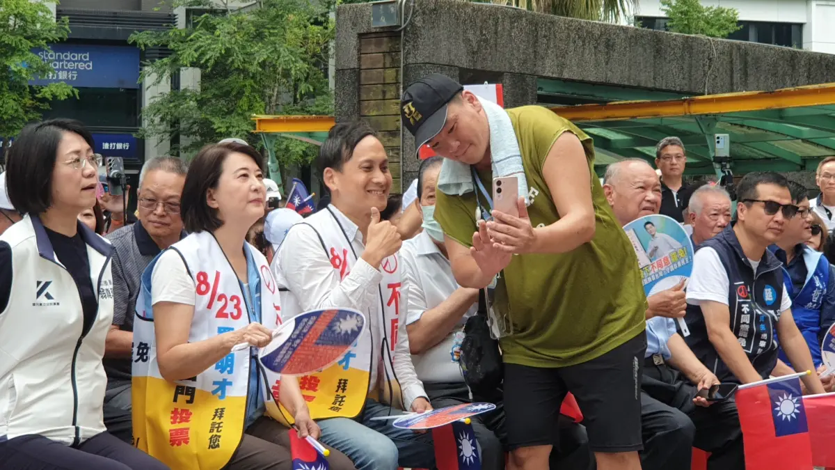 ▲葉元之挺過罷免危機後爆紅，粉絲搶合照。（圖／何哲欣攝，2025.08.02）