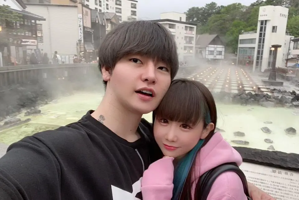 ▲日本百萬網紅Yurinya（右）男友齋藤太一（左）交往5年，近日竟爆出男友性侵她製作的女團Pretty Chuu成員Syuna，男方還塞百萬封口費逼墮胎，Yurinya在昨（1）日出面證實後，宣布分手，怒斷5年情。（圖／翻攝自網路）