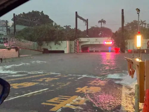 ▲台南市區小東地下道直接被暴雨給淹沒。（圖/Threads）