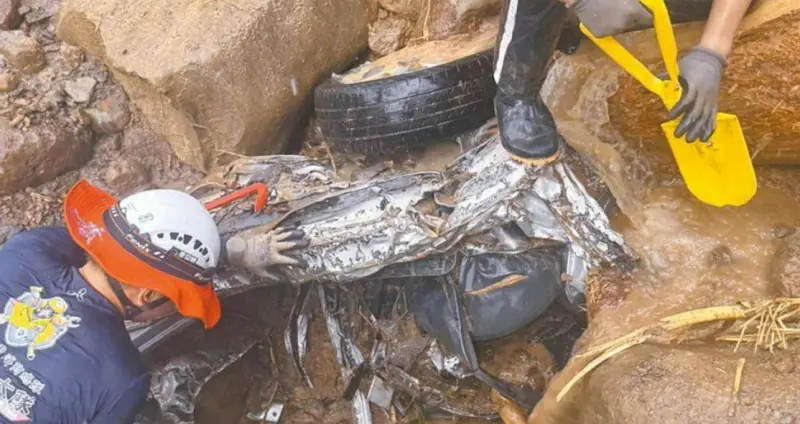 ▲台20線南橫公路路基淘空塌陷，一家5口搭乘小客車不幸墜落，受大雨影響搜救進度有限，僅挖出車體及部分肢體。（圖／翻攝畫面）