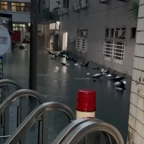 ▲台南市清晨三小時降下驚人雨量，許多地方都傳出嚴重淹水災情，有的地方淹到機車都滅頂。（圖/Threads）