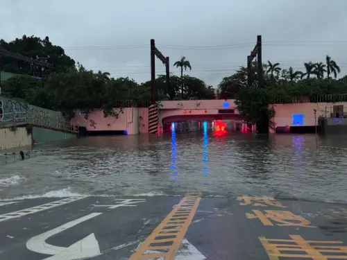 台南暴雨淹水停班停課！在地人起床被震撼　地下道淹沒、機車滅頂

