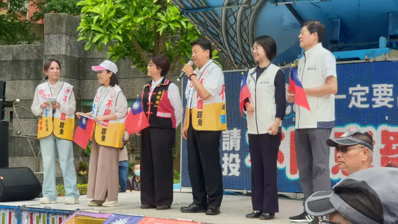 ▲傅崐萁現身挺羅明才，呼籲823反罷免。（圖／何哲欣攝，2025.08.02）