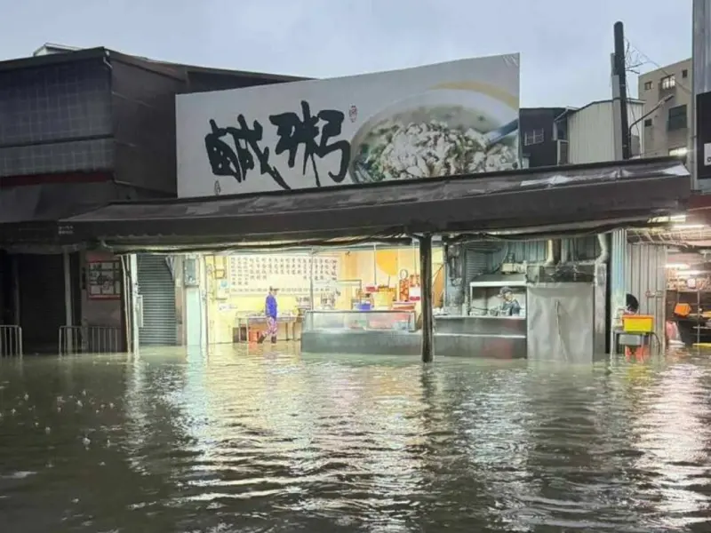 ▲台南市中西區知名的「阿堂鹹粥」也淹水了。（圖／記者爆料網）