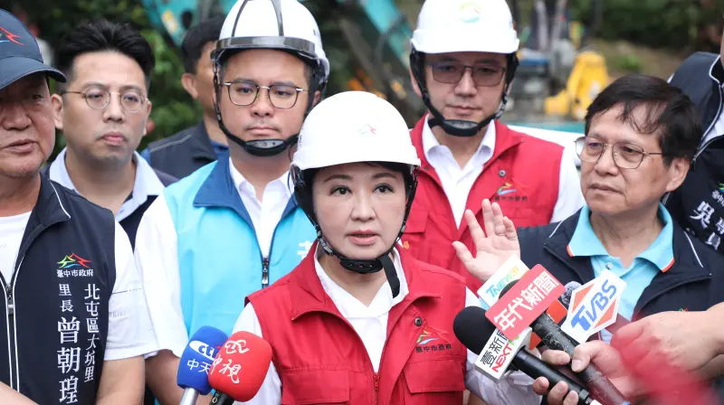 ▲台中市長盧秀燕2日前往勘災時，因「全妝出鏡」，被質疑是「快閃勘災」、「擺拍」。（圖／台中市政府提供）