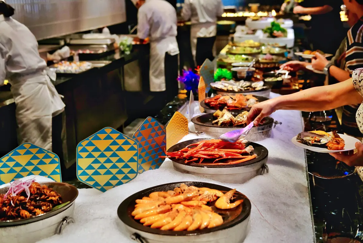 ▲8月有父親節且還是暑假期間，全台各家吃到飽推出多種優惠，包含買一送一、買餐券5.5折或是延長用餐時間最高到6小時。本文整理全台吃到飽共41個品牌、數量高達103家餐廳，完整優惠訊息一文掌握。（示意圖／記者葉盛耀攝）