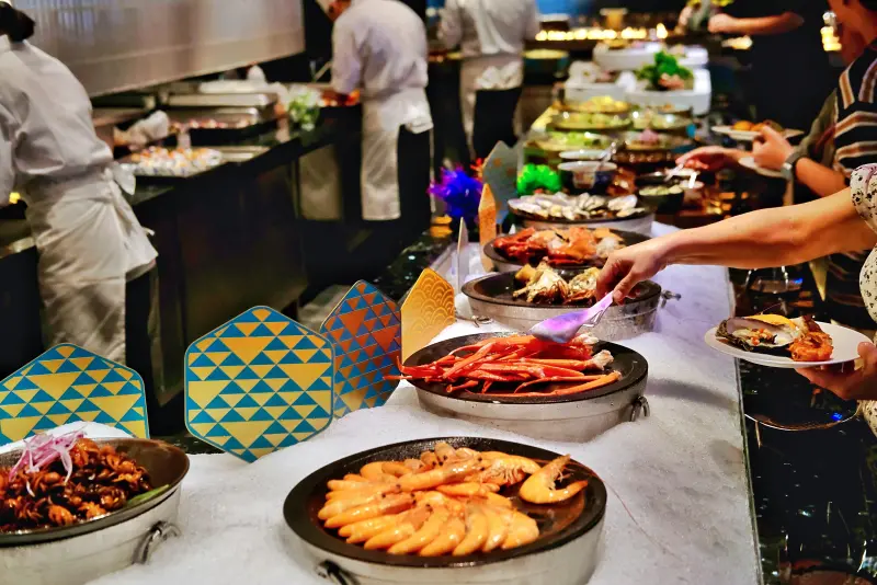 ▲8月有父親節且還是暑假期間，全台各家吃到飽推出多種優惠，包含買一送一、買餐券5.5折或是延長用餐時間最高到6小時。本文整理全台吃到飽共41個品牌、數量高達103家餐廳，完整優惠訊息一文掌握。（示意圖／記者葉盛耀攝）