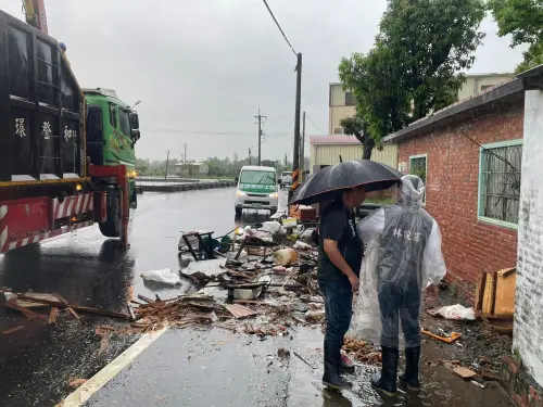 ▲受鋒面與西南氣流影響，台南市今（2日）清晨遭遇強烈對流雲系影響，雷雨交加、短時強降雨猛烈襲擊市區，多處出現積淹水情形。（圖／翻攝自林俊憲臉書）