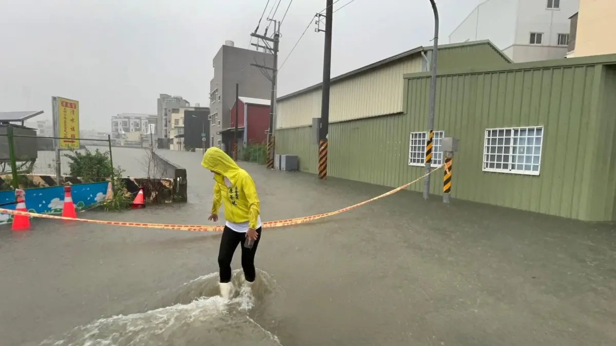 ▲受鋒面與西南氣流影響，台南市今（2日）清晨遭遇強烈對流雲系影響，雷雨交加、短時強降雨猛烈襲擊市區，多處出現積淹水情形。（圖／翻攝自陳亭妃臉書）