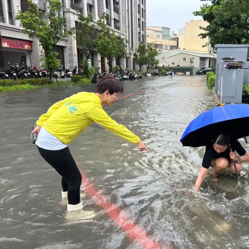 ▲受鋒面與西南氣流影響，台南市今（2日）清晨遭遇強烈對流雲系影響，雷雨交加、短時強降雨猛烈襲擊市區，多處出現積淹水情形。（圖／翻攝自陳亭妃臉書）