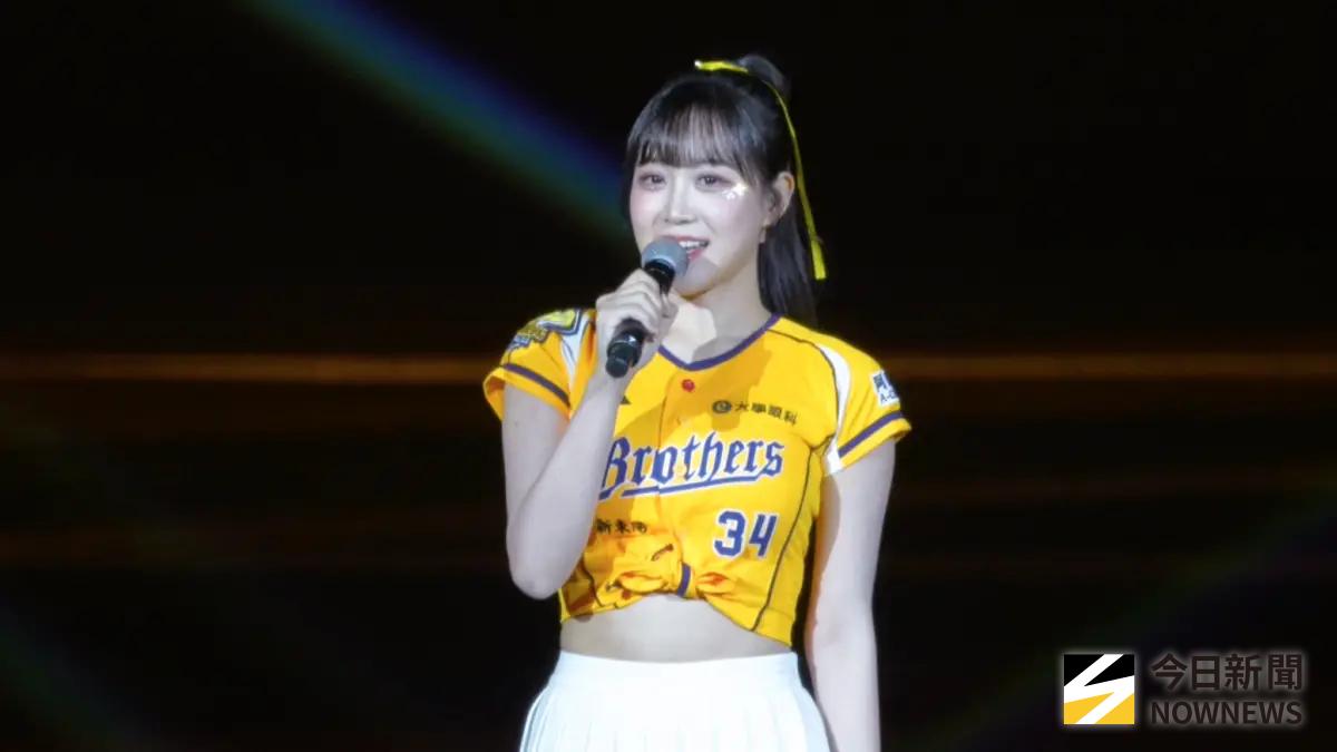 ▲韓籍啦啦隊員邊荷律在大巨蛋用中文演唱《朋友》，讓學姐凱蒂感動落淚，讓她不禁笑虧凱蒂不專業，不過她坦言自己也是邊唱邊抖，盼未來挑戰更多曲風，有網友聽完以後表示：「我前方的聽完已經在啜泣，感動到不行！」（圖／讀者提供）