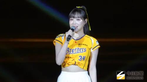 ▲韓籍啦啦隊員邊荷律在大巨蛋用中文演唱《朋友》，讓學姐凱蒂感動落淚，讓她不禁笑虧凱蒂不專業，不過她坦言自己也是邊唱邊抖，盼未來挑戰更多曲風，有網友聽完以後表示：「我前方的聽完已經在啜泣，感動到不行！」（圖／讀者提供）