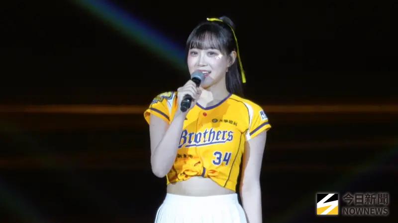 ▲韓籍啦啦隊員邊荷律在大巨蛋用中文演唱《朋友》，讓學姐凱蒂感動落淚，讓她不禁笑虧凱蒂不專業，不過她坦言自己也是邊唱邊抖，盼未來挑戰更多曲風，有網友聽完以後表示：「我前方的聽完已經在啜泣，感動到不行！」（圖／讀者提供）