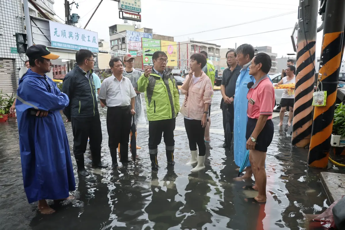 ▲ 台南市今天清晨出現短時強降雨猛烈襲擊市區，南市府經評估出宣布全市停止上上班，並將災害應變中心提升至二級開設。市長黃偉哲一早即趕赴永康、仁德各區瞭解。（圖／南市府提供）