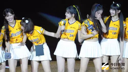 ▲邊荷律(中)演唱完周華健〈朋友〉後,一旁的學姐凱蒂(右2)感動到哭出來。(圖/讀者提供) ▲邊荷律(中)演唱完周華健〈朋友〉後,一旁的學姐凱蒂(右2)感動到哭出來。(圖/讀者提供)