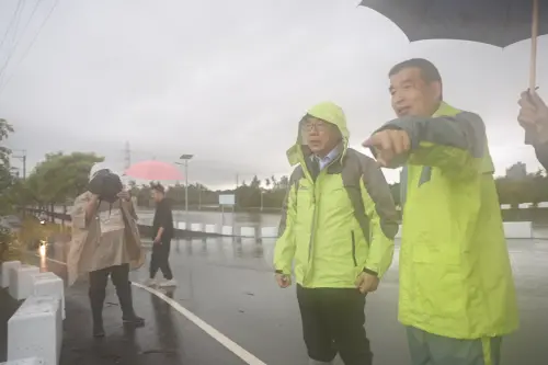 ▲ 黃偉哲獲報後先後前往永康崑山科大周邊、仁德滯洪池瞭解當地災情後，隨即前往安南區北安路與培安路口周邊，視察積淹水情況。（圖／南市府提供）