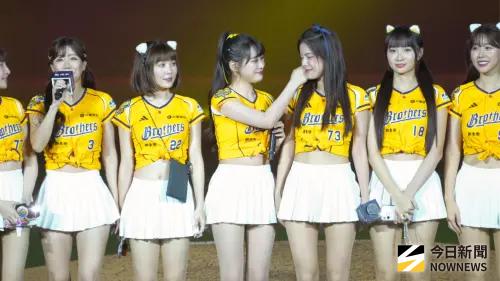 ▲邊荷律(左3)發現學姐在哭,還特地為凱蒂(右3)擦眼淚。(圖/讀者提供) ▲邊荷律(左3)發現學姐在哭,還特地為凱蒂(右3)擦眼淚。(圖/讀者提供)