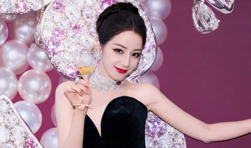 ▲迪麗熱巴（如圖）傳主演愛奇藝新劇《雖然不能同時擁有一切》，男主角疑找林柏宏，微博上中國網友頻頻吐槽完全不認識他。（圖／迪麗熱巴微博）