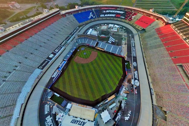 ▲MLB在田納西州布里斯托爾賽車場（Bristol Motor Speedway）舉行史上首次在全國運動汽車競賽協會（NASCAR）賽道內舉行的官方比賽，對戰組合為辛辛那提紅人與亞特蘭大勇士。（圖／取自／MLB X）