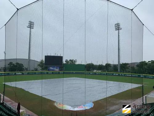 ▲台南亞太棒球場受到大雨影響，U12世界盃賽事上午場全數延賽，午後賽事將視天氣狀況而決定開賽時間。（圖／記者陳柏翰攝）