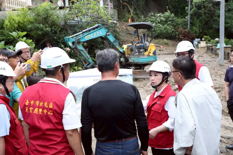 ▲市長盧秀燕勘查指示，各單位在確保安全前提下加速復建，協助災民儘速恢復家園。(圖／市政府提供2025.8.2)
