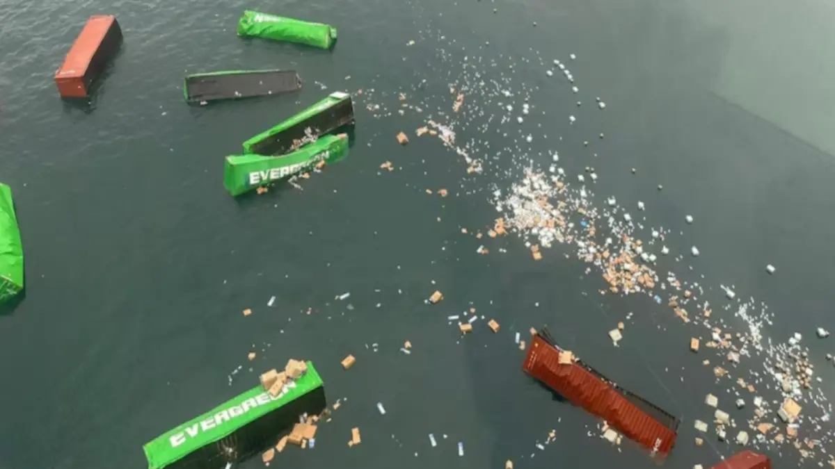 ▲長榮「長月輪」50個貨櫃在秘魯落海，長榮海運說明情況，目前人員皆平安。（圖／翻攝自X平台）