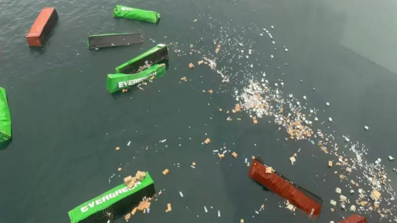 ▲長榮「長月輪」50個貨櫃在秘魯落海，長榮海運說明情況，目前人員皆平安。（圖／翻攝自X平台）