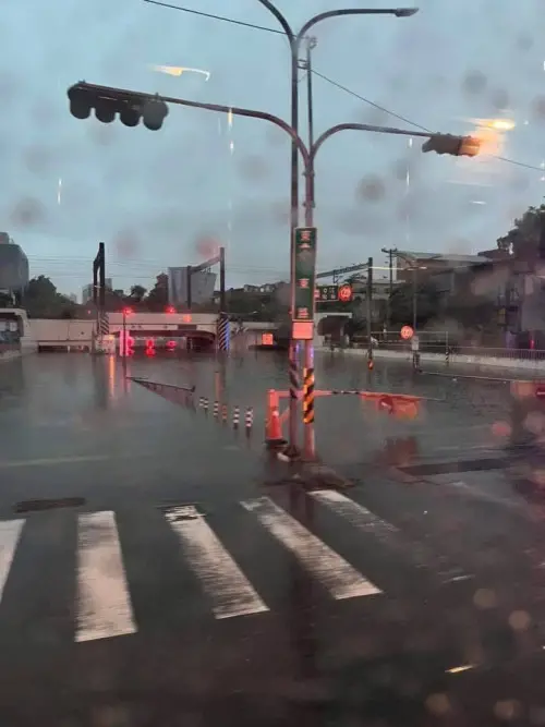 ▲台南小東地下道淹水禁止通行。（圖／民眾提供）