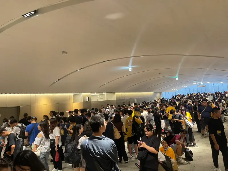 ▲臺北突發大雷雨，在大巨蛋準備參加中信兄弟「CHANNEL B vol.2」K歌主題周的球迷，被迫擠到B2通道口排隊進入商品店。（圖／記者林子翔攝）