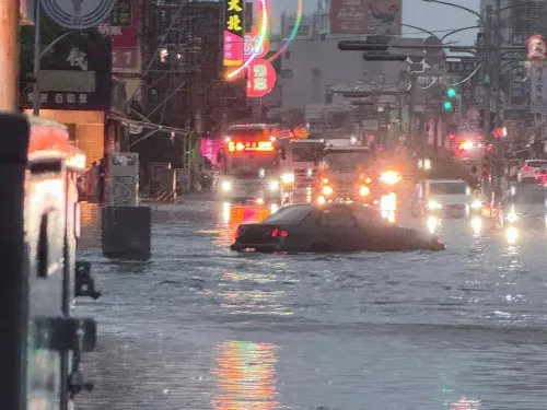 ▲台南安定區今日凌晨0時至下午2時20分，累積雨量達384.5毫米，18區全列一級淹水警戒。圖為永康往鹽行方向稍早積淹水情形。（圖／台南大小事臉書）