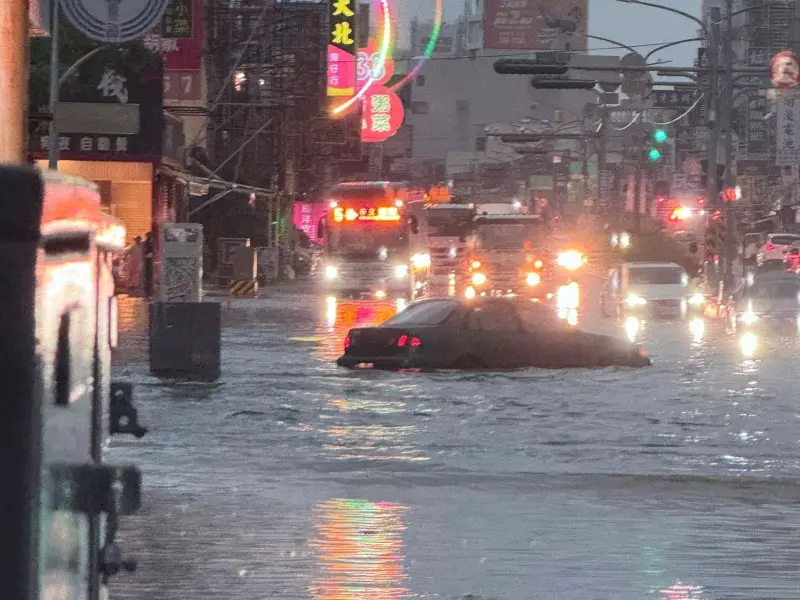 ▲台南日前因為強降雨導致淹水災情。（圖／台南大小事臉書）