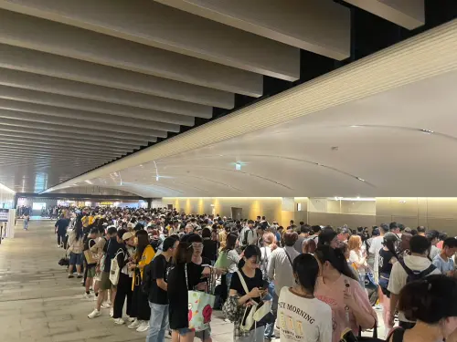 ▲中信兄弟K歌主題日商品店受到熱烈歡迎，無奈雷雨來襲，排隊人潮擠在B2通道，但棒球迷相當守秩序，現場也不吵雜。（圖／記者林子翔攝）