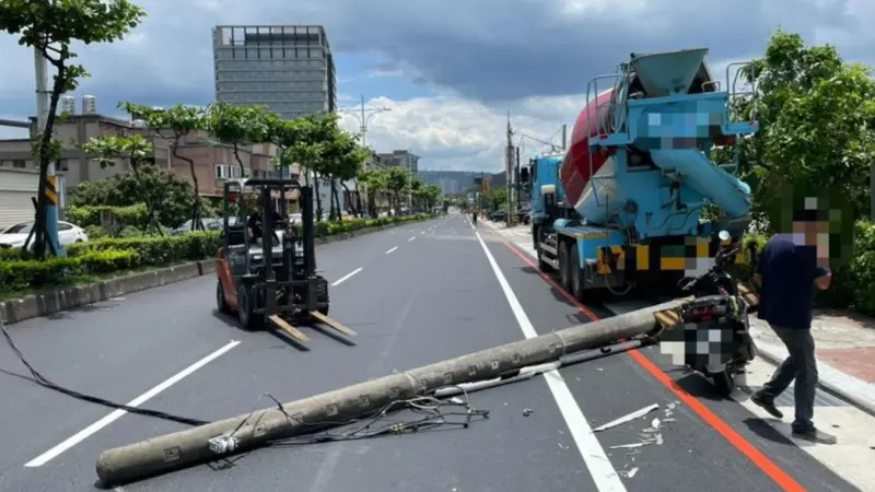▲預拌混凝土車撞倒電桿，導致後方機車騎士煞車不及撞上倒地。（圖／翻攝畫面）