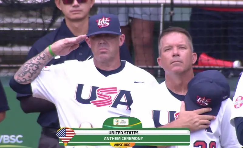 ▲U12美國隊總教練馬德森（Bryan Madsen）在賽前唱國歌時「行軍禮」，過去曾在美國海軍陸戰隊服役7年。（圖／截圖自WBSC）