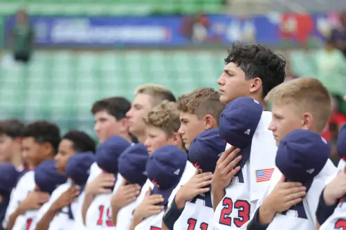 ▲U12美國隊選手唱國歌時，將帽子放於胸前。（圖／中華棒協提供）