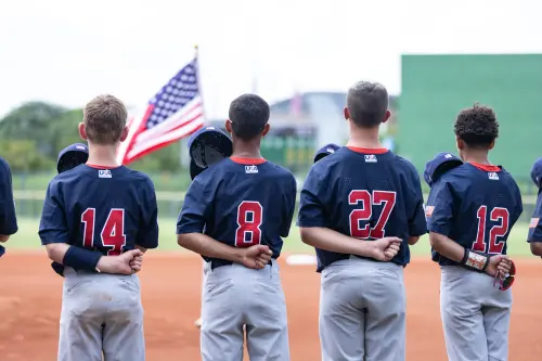 ▲U12美國隊選手唱國歌時，左手都會放在背後握拳。（圖／中華棒協提供）