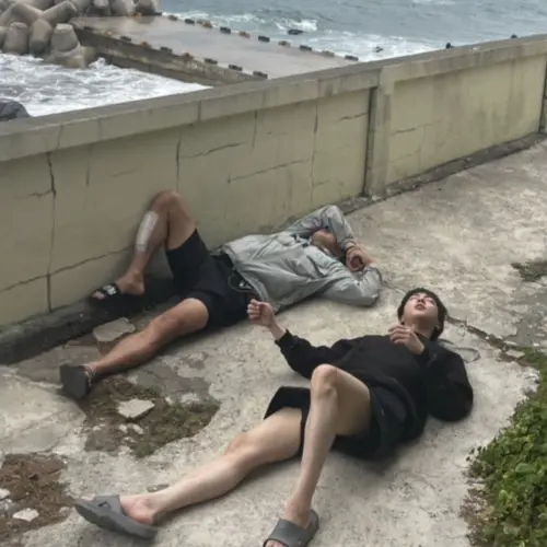 ▲旗安84（左）和Jin（右）因為出演《奇案84的奇趣民宿》培養了好感情。（圖／@khmnim1513 IG）