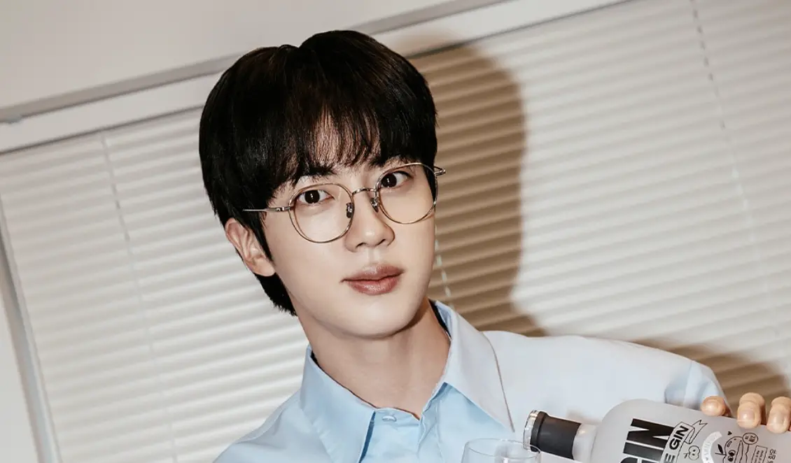 ▲天團BTS Jin（如圖）跟知名作家旗安84是好友，近日Jin為旗安84送上了啤酒大禮，然而數量卻多到塞爆了旗安84家門，讓他嚇傻表示：「實在太多了！」（圖／@jin IG）