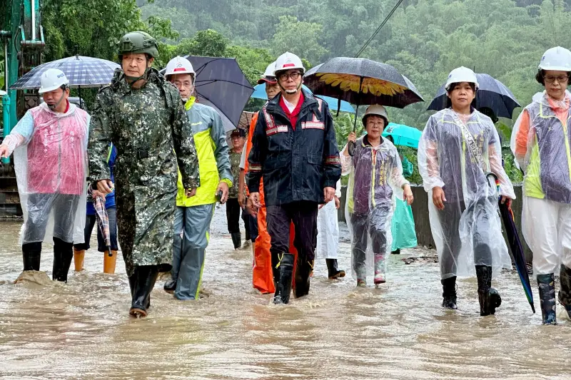 ▲ 高雄連日豪雨不歇，山區不少聯外道路都受到重創，今（5）日也有部分中南部地區停班停課一整天。（圖／高市府提供kcg.gov.tw）