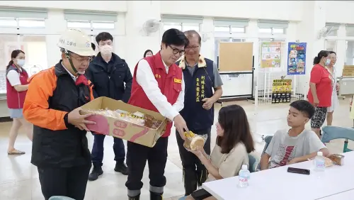 ▲ 陳其邁今天攜帶麵包、點心等物資，前往杉林大愛園區活動中心及甲仙、茂林收容所，慰問安置民眾。（圖／高市府提供）