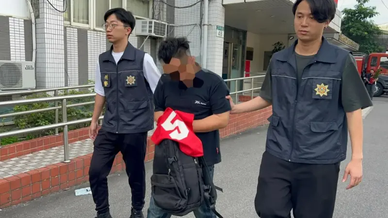 ▲白牌車司機管姓男子轉行當車手，去年12月遭查獲，嘉義地方法院裁定羈押，今年羈押期滿獲釋又重操舊業，再度被警方逮捕。（圖／翻攝畫面）