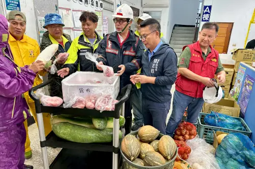 ▲ 農業局也緊急協調相關農會及合作社整備物資，完成集貨後即刻運補，提供新鮮肉品與當季蔬菜。（圖／高市府提供）