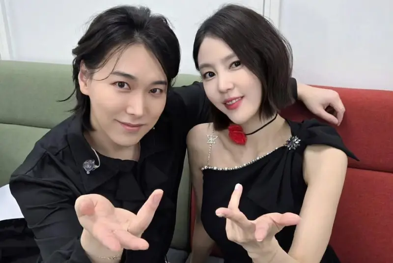 ▲SJ晟敏（左）在2014年9月認愛金思垠（右），並於同年10月發布結婚消息，但不巧婚訊時間點正好是SJ睽違2年的專輯宣傳期，讓粉絲都非常不滿，之後兩人不顧團體，高調曬恩愛的行為，更是讓晟敏直接被要求退團，其中，他的妻子還曾被捕捉按讚嘲諷粉絲的貼文。（圖／晟敏IG）