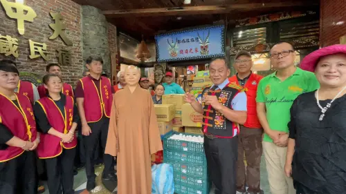 霧台大武豪雨路斷　屏縣佛教會釋見引捐物資
