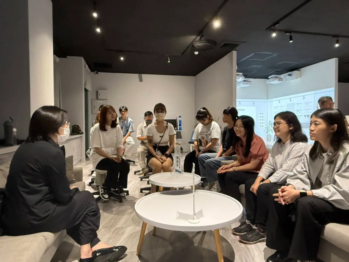 ▲在與視光系學生的座談交流中，蔡宜珊也將自身在產業經驗分享給學生。（圖／中台科大提供）