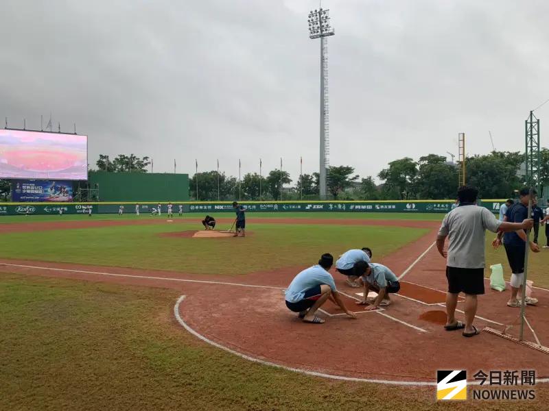 ▲台南亞太棒球場受到大雨影響，U12世界盃賽事上午場全數延賽，攸關冠軍賽資格的台韓大戰、日美大戰將同時在晚上6點15分進行。（圖／記者陳柏翰攝）