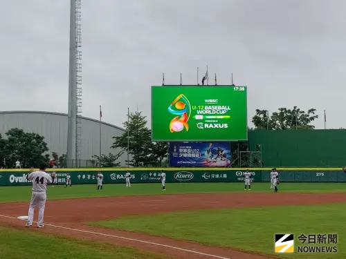 ▲台南亞太棒球場受到大雨影響，U12世界盃賽事上午場全數延賽，攸關冠軍賽資格的台韓大戰、日美大戰將同時在晚上6點15分進行。（圖／記者陳柏翰攝）