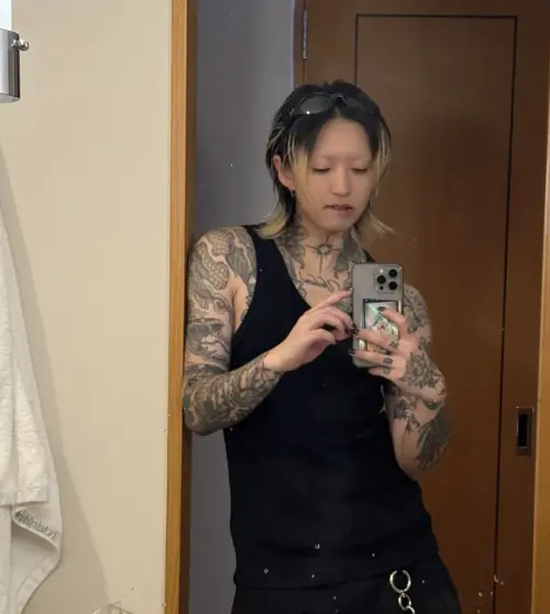 ▲因為日本社會風氣不太能接受刺青者，因此Ayase刺青曝光時總是會引起討論。（圖／@ayase_0404 IG）